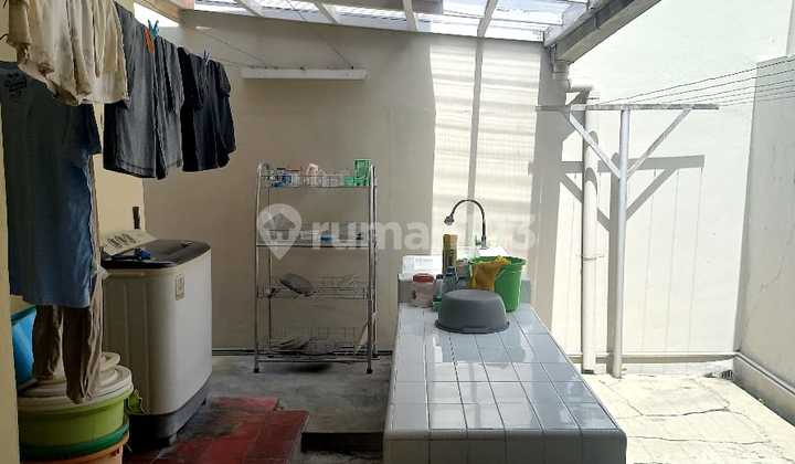 1-Story House in Arcamanik, Bandung for Sale. House in a Comfortable Area with City Center Views. This 1-Story Property is Located in an Easily Accessible Neighborhood. Specifications Are as Follows: - Bedrooms: 5 - Bathrooms: 2 - 2