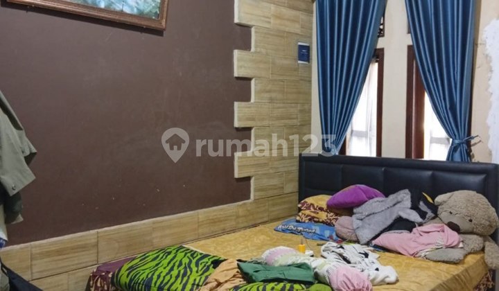 Rumah Ini Menawarkan Kelengkapan Fasilitas serta Memiliki Jumlah Lantai 2 yang Siap untuk Segera Anda Miliki, Utamanya Bagi Anda yang Mencari Hunian di Lokasi yang Dekat dengan Fasilitas Umum.