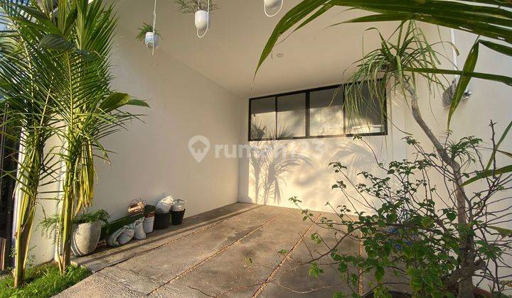 TROPICAL VILLA IN JIMBARAN Discover the beauty and comfort of a villa with a tropical feel. 2