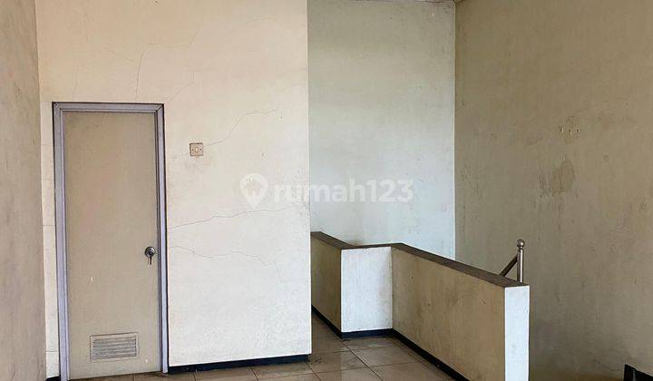 Ruko dua lantai pinggir jalan dengan harga yang bisa nego sudah renovasi cocok untuk digunakan usaha dan dijadikan tempat tinggal 2