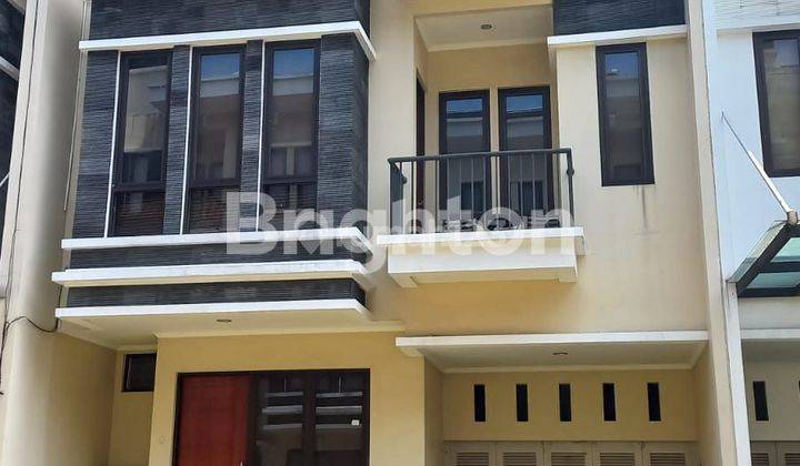 Rumah Mewah terawat daerah Setra Duta 1