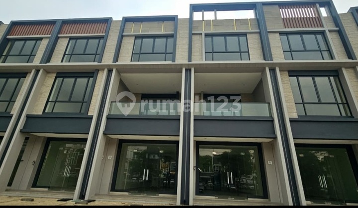 Carson 3-Story Shophouse in Gading Serpong, Prime Location, Facing Main Road.