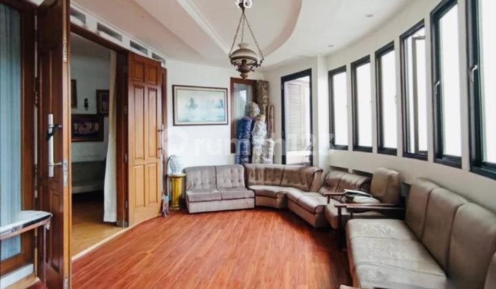 Rumah dengan Halaman Luas Dalam Komplek di BSD