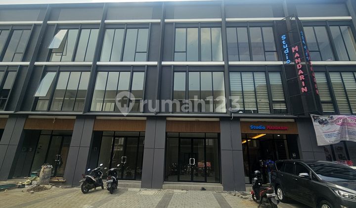 BEAUTIFUL SHOPHOUSE IN GADING SERPONG 3 FLOORS STRATEGIC LOCATION