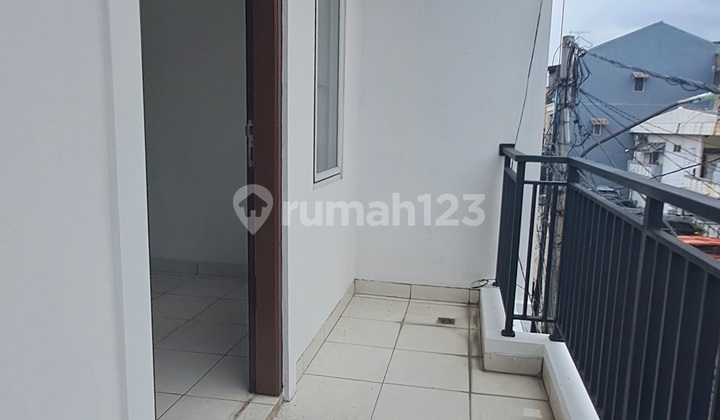 Rumah Sunter Bagus 3 Lantai Jalan 2 Mobil Shm Bisa Nego