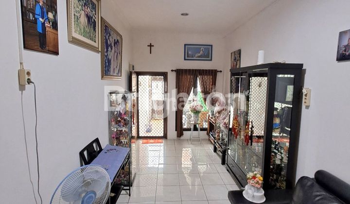 RUMAH 3 LANTAI TERAWAT 4 KAMAR ,ROW JALAN 2 MOBIL JAKARTA BARAT 2