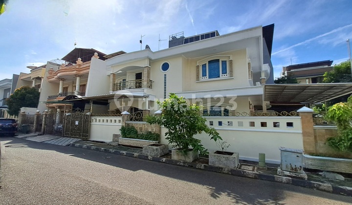 Rumah Sunter Cakep Halaman Luas Mewah Hunian Row Jalan 2 Mobil 