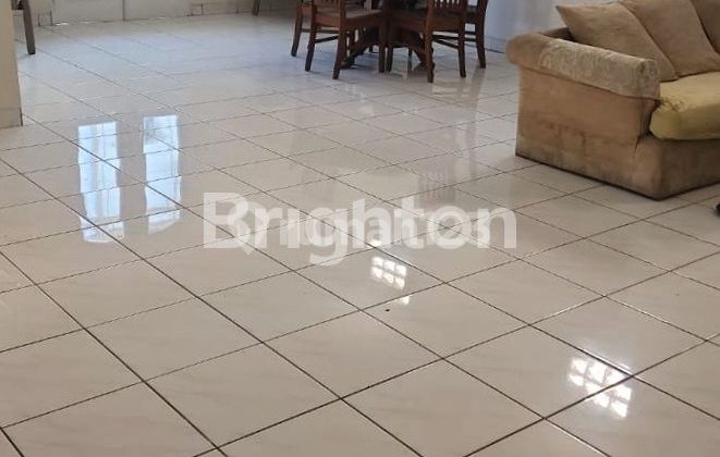 Rumah Lokasi Strategis Di Tengah Kota,terawat,6 Kamar,luas,lebar Jalan 2 Mobil  2