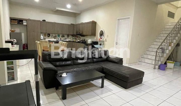 Strategically Located House in the City Center, well-maintained, 6 bedrooms, spacious, wide road for 2 cars.