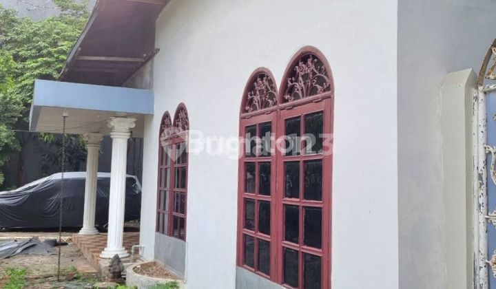 RUMAH LAMA HITUNG TANAH LUAS 378M² DENGAN HALAMAN YANG LUAS DI TANJUNG PRIOK 2