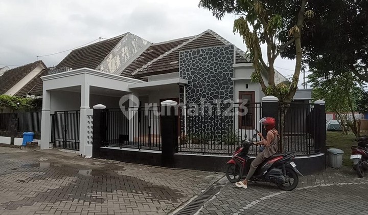 Rumah Cantik Dalam Perum Tajem Lokasi Strategis & Nyaman di Maguwoharjo Depok Sleman Rumah Cantik Dalam Perum Tajem Lokasi Strategis & Nyaman di Maguwoharjo Depok Sleman