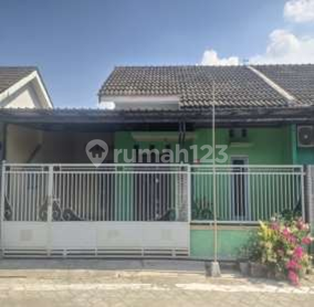 Minimalist House in Mojokerto Area Close to Health Facilities