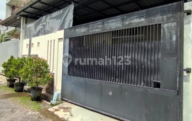 Nice House Near Hospital, Mosque, English Village in Kediri