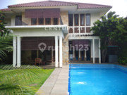 Disewakan Rumah Mewah dengan Swimming Pool di Kemang