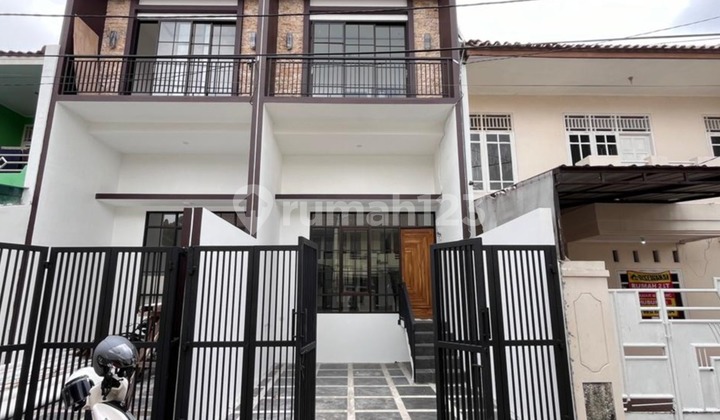 Rumah Modern 3 Lantai Harga Terjangkau di Jakarta Timur