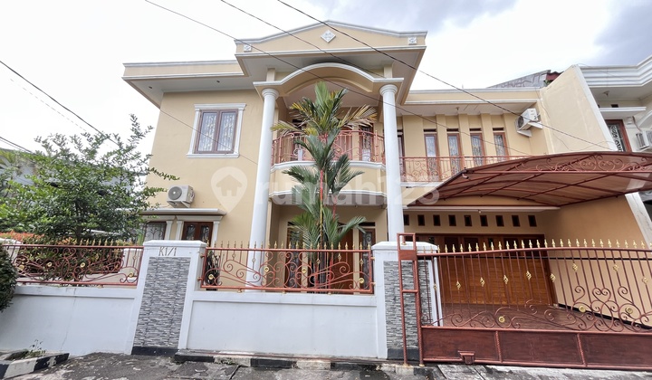 Rumah Hook Mewah Siap Huni depan taman yang Asri Rumah Hook Mewah Siap Huni depan taman yang Asri