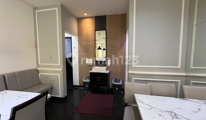 Ruang Usaha Luas, Strategis depan di Cikini Jakarta Pusat