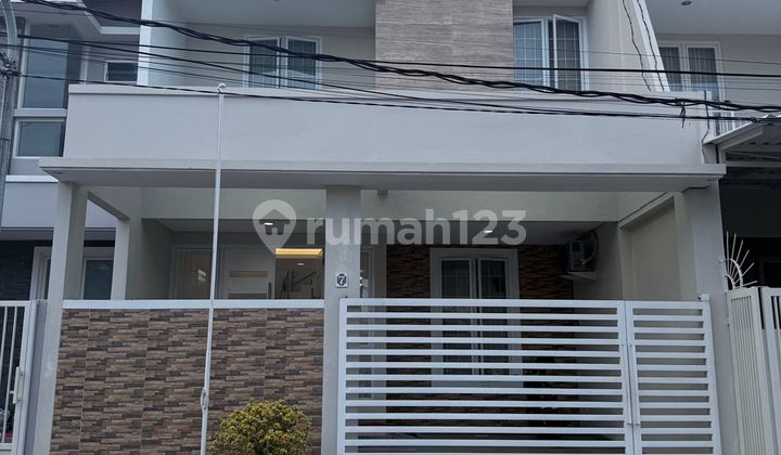 RUMAH 2 LANTAI BAGUS SANGAT TERAWAT LOKASI STRATEGIS DAN AKSES MUDAH MANYAR TIRTOYOSO