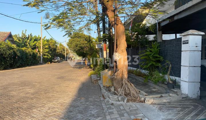 RUMAH 1.5 LANTAI LOKASI STRATEGIS DENGAN LAPANGAN BADMINTON INDOOR KOMERSIAL AREA DAN COCOK UNTUK USAHA DI KLAMPIS INDAH 2
