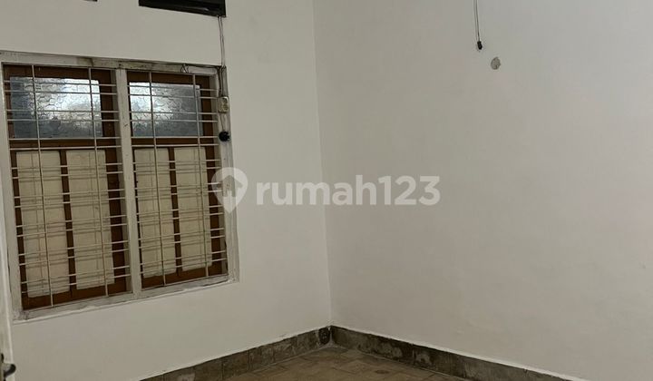 Large House Hook Position Suitable for Cafe Restaurant Business or Boarding Houses in the Center of Malang City 2