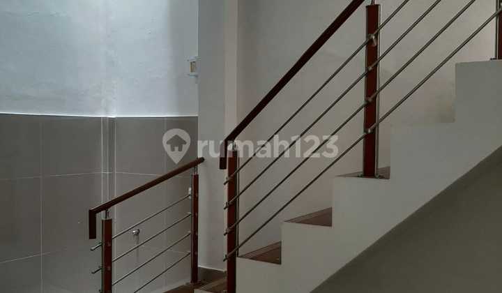 For Sale Ready-to-Occupy House in Kresek Indah Strategic Location Negotiable 2