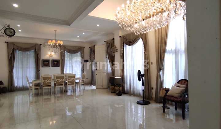 ruang keluarga dijual rumah mewah 3 lantai