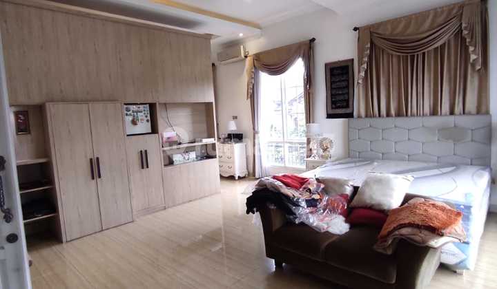 ruang keluarga dijual rumah mewah 3 lantai