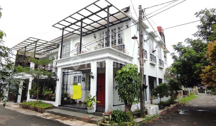 tampak depan dijual rumah mewah 3 lantai