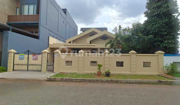 Rumah Besar Agung Tengah Rapih Siap Huni Jalan Lebar Jarang Ada Rumah Besar Agung Tengah Rapih Siap Huni Jalan Lebar Jarang Ada