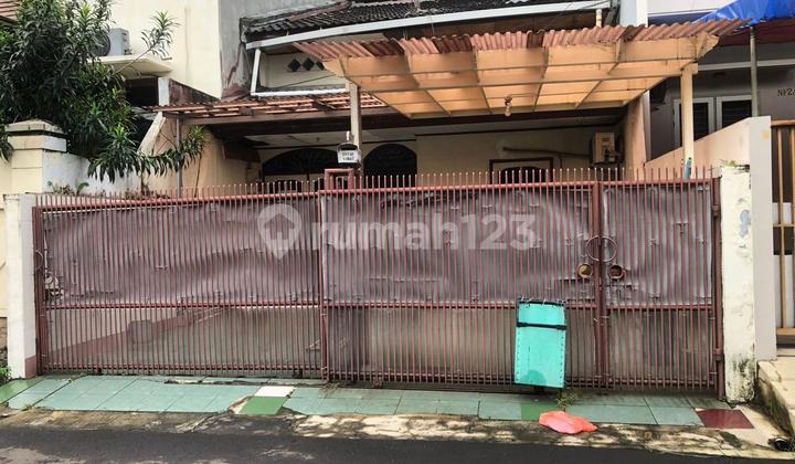 Depan Al Azhar Kelapa Gading Komplek Tenang dan Nyaman