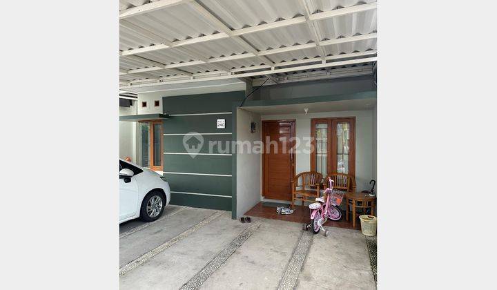 Rumah Nyaman dengan Carport 2 Mobil di Bukit Sariwangi 2