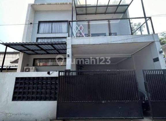 Rumah di Jl.vigatama 3 Lantai SHM Bagus  1