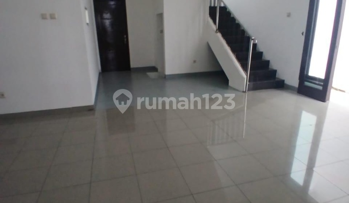 Rumah Semi Furnished Dengan Tanah Luas Dekat Sekolah Dan Mall