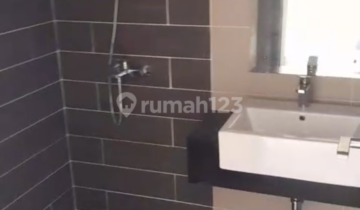 Rumah Baru 2 Lantai Dekat Danau di Summarecon Serpong 2