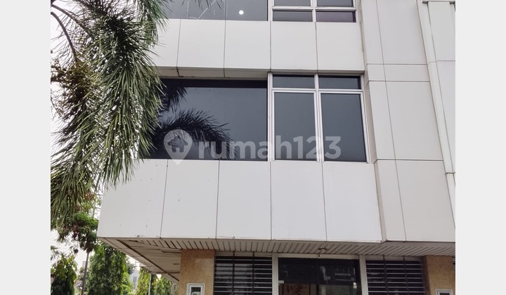 Here is the English translation: Rented Corner Shop House 3 Floors in Taman Aries, West Jakarta 1
