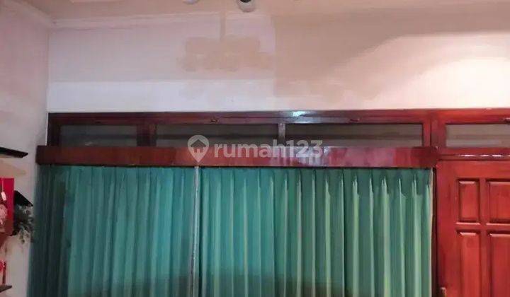 Rumah Strategis Pusat Kota di Manyar, Row Jalan Lebar Bisa 3 Mobil 2