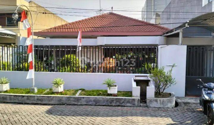 Rumah Strategis Pusat Kota di Manyar, Row Jalan Lebar Bisa 3 Mobil 1