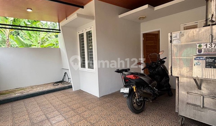 Strategic House in Cinere Adjacent to Limo Toll Road with Access for 2 Cars 2