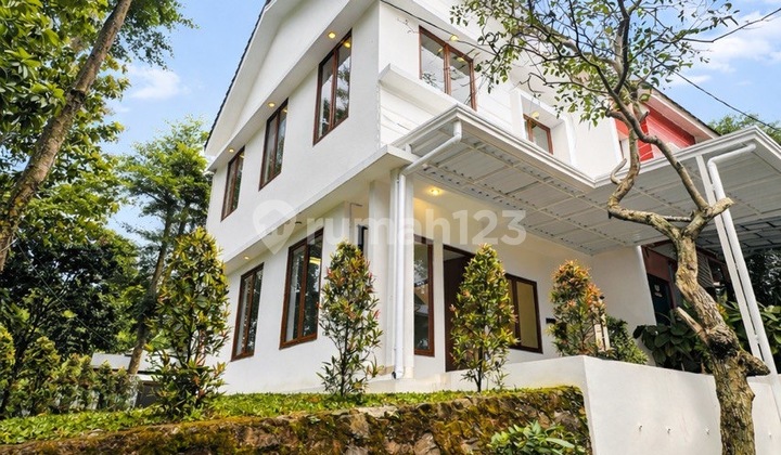 Comfortable 2-Story House with a Scenic Location in Cinere Comfortable 2-Story House with a Scenic Location in Cinere