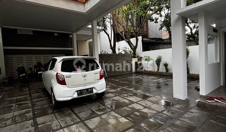 Rumah Modern Tropis dengan Swimming Pool di Cilandak Siap Huni