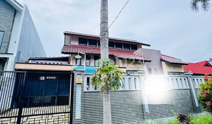 Rumah Dengan Halaman Luas Dalam Komplek Megapolitan Cinere