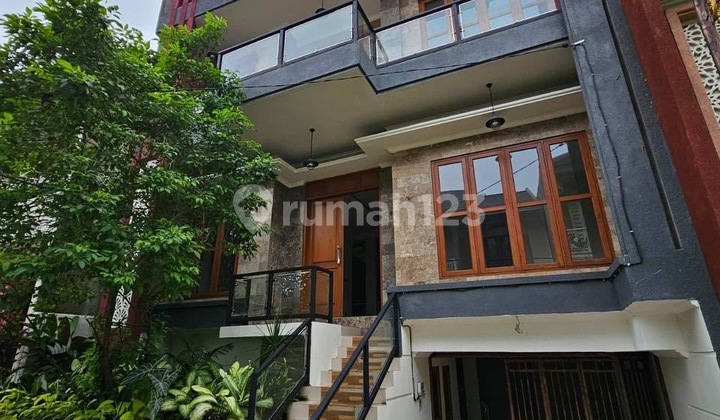 Rumah Elit 4 Lantai Dalam Cluster Cirendeu 2