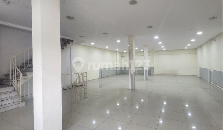 Unit on the second floor only. Very suitable for a gym space, tutoring room, or office. Unit on the second floor only. Very suitable for a gym space, tutoring room, or office.