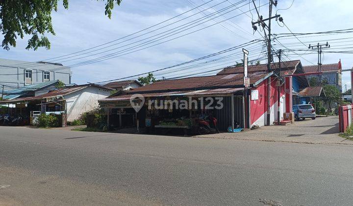 Rumah tepi jalan Kom Yos Sudarso dekat area pasar tradisional 2