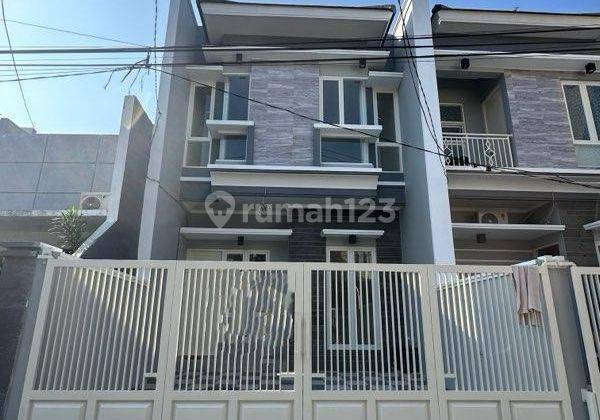 Rumah 2 Lantai Baru SHM di Mulyosari Utara Siap Huni  1