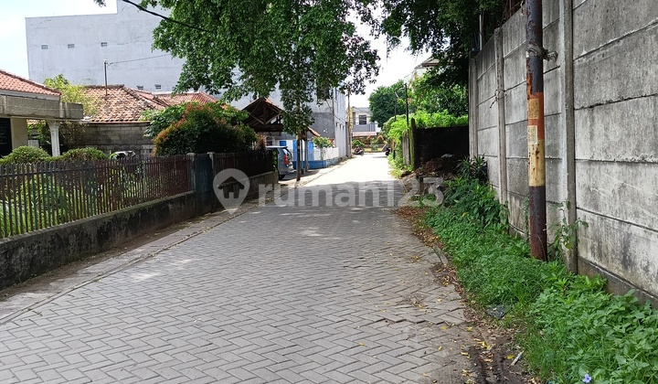 Land in Imam Bonjol Area of 2700 with Shop Building + Artistic Vintage House