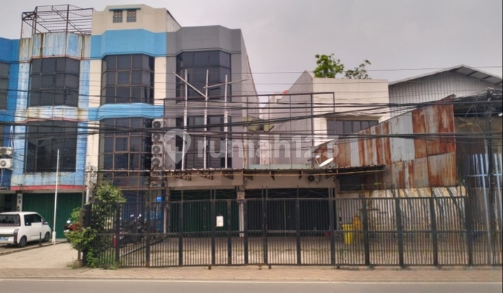 Wide 11 Ruko on Two-Way Main Road in Karawaci 2