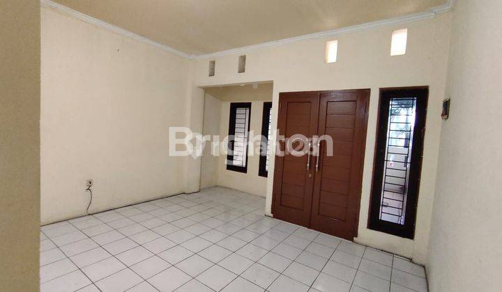 Disewakan/Dijual Jarang Ada Rumah 3 Lantai  Di Puri Gardena Di Jalan Utama 1