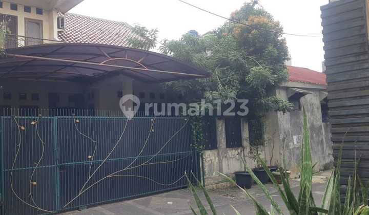 For Sale Spacious House in Kebon Jeruk, West Jakarta