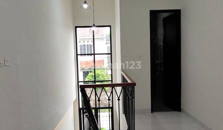 Rumah Modern Nusaloka Bsd, 2lt Rapih Bagus Dekat Lokaai Strategis, Bnyk Sekolah Ternama, Dekatpasarmodrn,dekat Tolll Jor,station Krl Harga Dibawah 2m. Rumah 2 Lantai Shm Baru 2